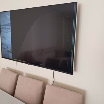 Kullanamadan Ekranı Çatlayan Grundig LED TV