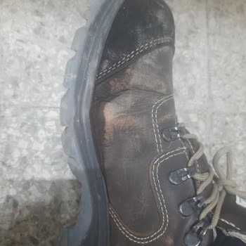 Mekap İş Ayakkabısında Terleme Yapıyor