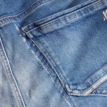 Mavi Marka Kot Pantolonun Arka Tarafında Kumaş Yırtılması