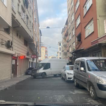 Esenler Belediyesi Esenler Fatih Mahallesinde Bir Yolu Kapatıp Araç Geçişine Engel Oluyor