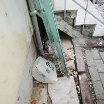 Sultangazi Belediyesi Bina Önü Kaldırım Sorunu!