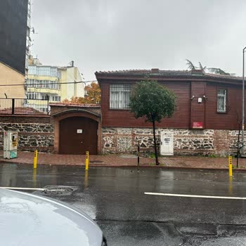 Şişli Belediyesi Bulgar Ortodoks Kilisesi Caddemizdeki Park Yerlerini İşgal Ediyor!
