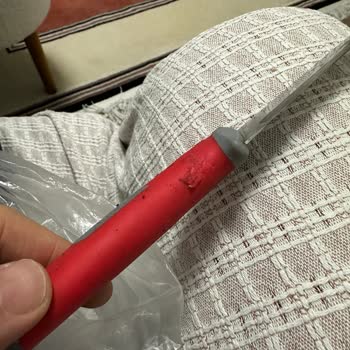 Karaca Züccaciye Plastik Soyuluyor Ve Elimize Yapışıyor