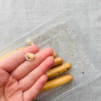 Arı Grissini İçinden Çıkan Metal