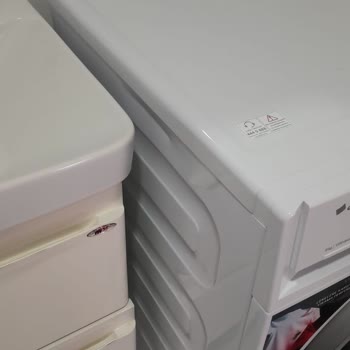 Arçelik Çamaşır Makinesi Yan Tarafı Çökük