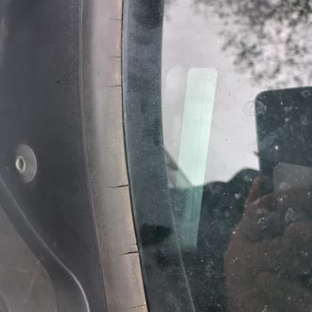 BMW Kronik Ön Cam Fitil Parçalanması