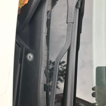 BMW Kronik Ön Cam Fitil Parçalanması