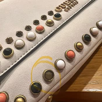Guess İlk Kullanımda Çantanın Aksesuarı Düştü