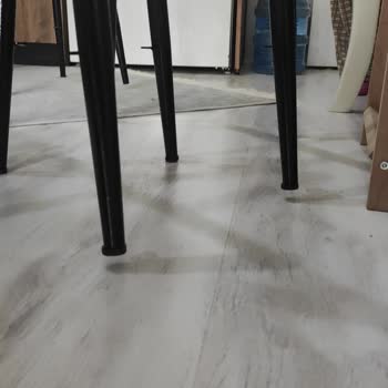 Canisa Kargoda Hasar Gören Sandalyeler Ve İlgisiz Servis