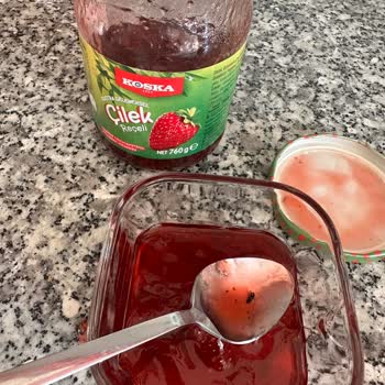 Koska Nazar Boncuklu Koska Çilek Reçeli İçinden Çıkan Kanatlı Böcek