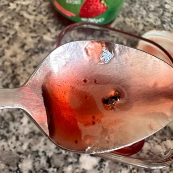 Koska Nazar Boncuklu Koska Çilek Reçeli İçinden Çıkan Kanatlı Böcek