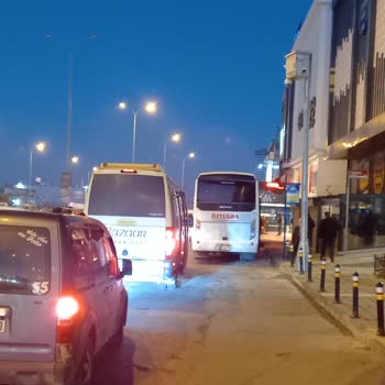 İBB - İstanbul Büyükşehir Belediyesi Durakta Bekleyen Araçlar