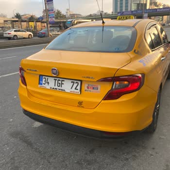 İBB - İstanbul Büyükşehir Belediyesi Taksici Arabadan İndirdi