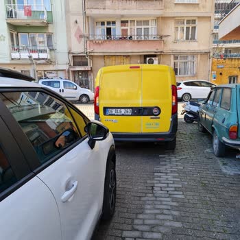 PTT Kargo Kargo Aracının Yolun Ortasına Park Etmesi