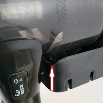 Karcher VC7 Dust Sensör İle Çöp Haznesi Arası Esneme Ve Boşluk Yaptı.