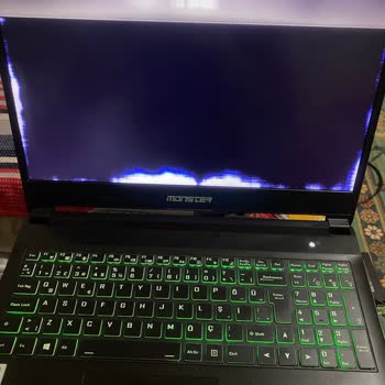 Monster Abra A5 V16.6.3 ekranında çizik