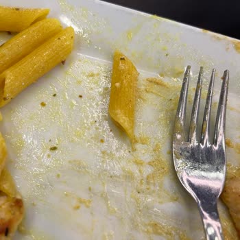 Köfteci Ramiz Yemekten Kıl Çıktı