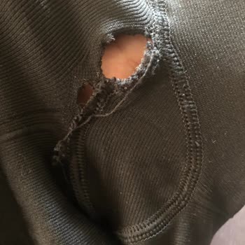 H&M Tayt 2 Ayda Dikişlerden Yırtıldı, Değişim Veya İade Almıyorlar