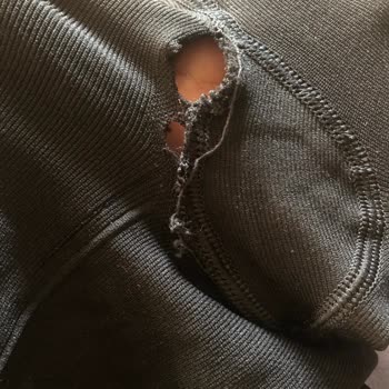 H&M Tayt 2 Ayda Dikişlerden Yırtıldı, Değişim Veya İade Almıyorlar