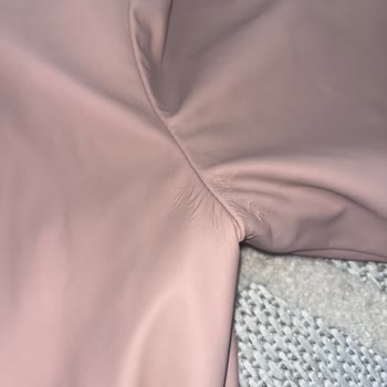 Zara Dururken Yıpranan Mont Ve Eski Sezon Satıp Arkasında Durmaması