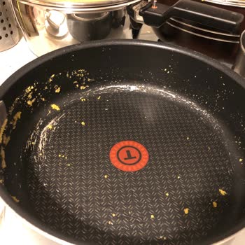 Tefal Tencerenin İç Kaplaması Soyulup Gıdanın İçine Dökülüyor!