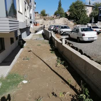 Menemen Belediyesi 5 Yıl Önce Yapılmış Beton Duvarımıza Zarar Verdi.