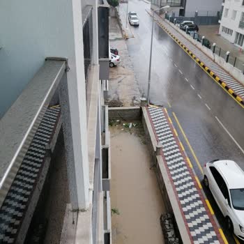 Menemen Belediyesi 5 Yıl Önce Yapılmış Beton Duvarımıza Zarar Verdi.
