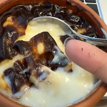 Karafırın Sütlacın İçinden Çıkan Metal Parçalar