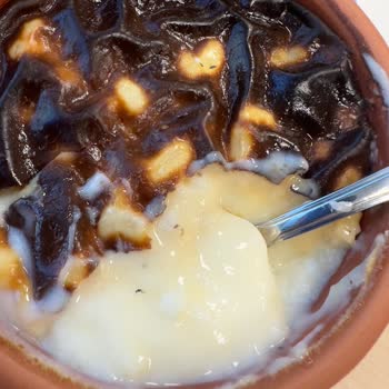 Karafırın Sütlacın İçinden Çıkan Metal Parçalar