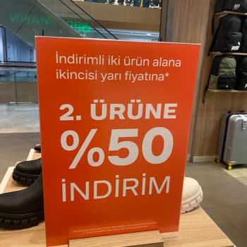 Deichmann Kampanya Afişlerini Anlamak! Ya Da Anlamamak