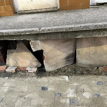 Derince Belediyesi Sopalı Da Belediye Çalışanları Evin Duvarını Yıktılar