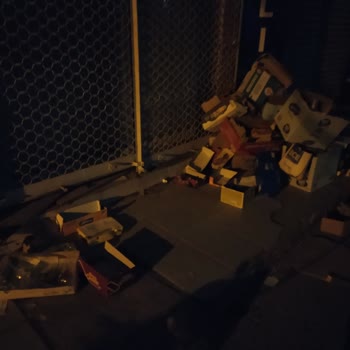 İzmir Büyükşehir Belediyesi A101 Deposu Önünün Çöplüğü