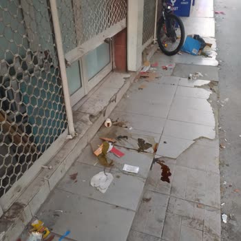İzmir Büyükşehir Belediyesi A101 Deposu Önünün Çöplüğü