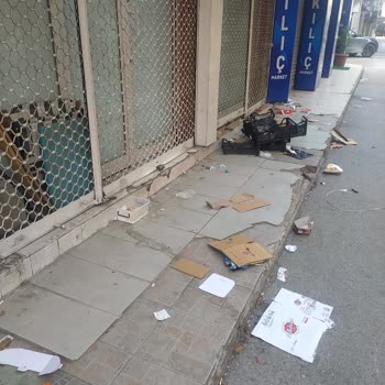 İzmir Büyükşehir Belediyesi A101 Deposu Önünün Çöplüğü