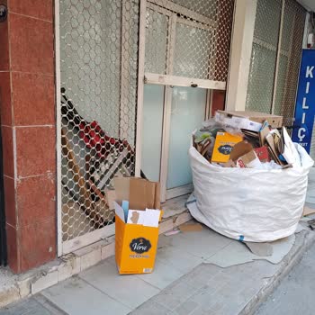 İzmir Büyükşehir Belediyesi A101 Deposu Önünün Çöplüğü