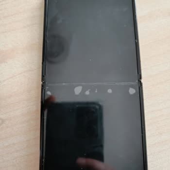 Samsung Galaxy Z Flip 4 Katlanma Yerinde Oluşan Çizgi Ve Baloncuklar