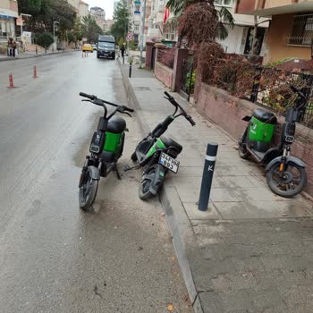 Martı Elektrikli Motor Yolun Ortasına Park Ediyorlar