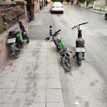 Martı Elektrikli Motor Yolun Ortasına Park Ediyorlar