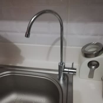 Aura Cebilon Servis Armatür Satamadığı İçin Tezgahı Deldi