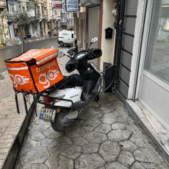 Kaldırıma Park Etmiş Trendyol Kuryesi