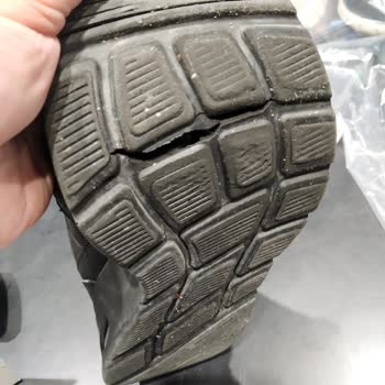 Skechers Ayakkabının Her İkisinin De 3 Ayda Tabanı Yarıldı.
