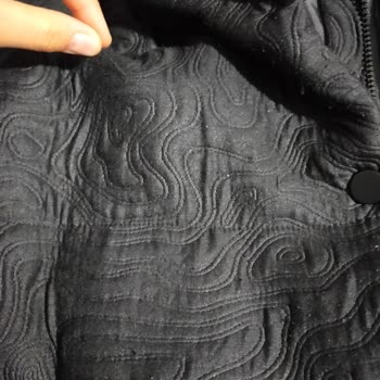 Aker Mağazacılık Montlarda Bitlenme Ve İplerinin Çıkması