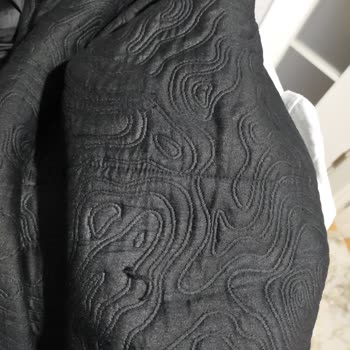 Aker Mağazacılık Montlarda Bitlenme Ve İplerinin Çıkması