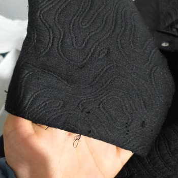 Aker Mağazacılık Montlarda Bitlenme Ve İplerinin Çıkması