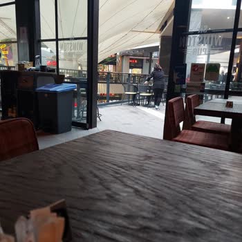 Sir Winston Pub Karşıyaka Hilltown Da Bulunan Sir Winston Da Soğuktan Oturamadık