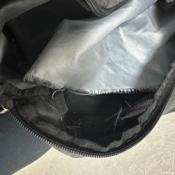 Under Armour Markalı Çantanın İç Yapısının Sökülüyor Olması