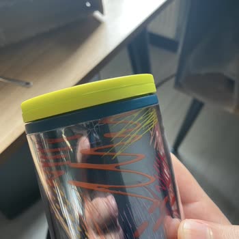 Starbucks Kullanılmış Ve Kırık Termos Gönderdi