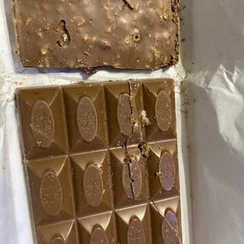 Carrefour SA'dan Aldığım Çikolatanın İçi Kurt Kaynıyor..