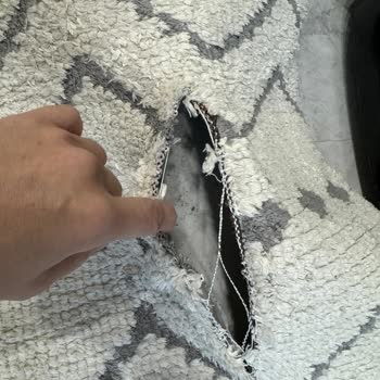 Nova Halı Yıkama, Halıyı Kocaman Bir Yırtıkla Teslim Etti.