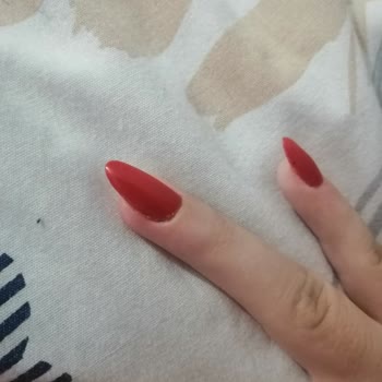 Beauty Seher Ergün Manikürün Kanatılarak Yapılması